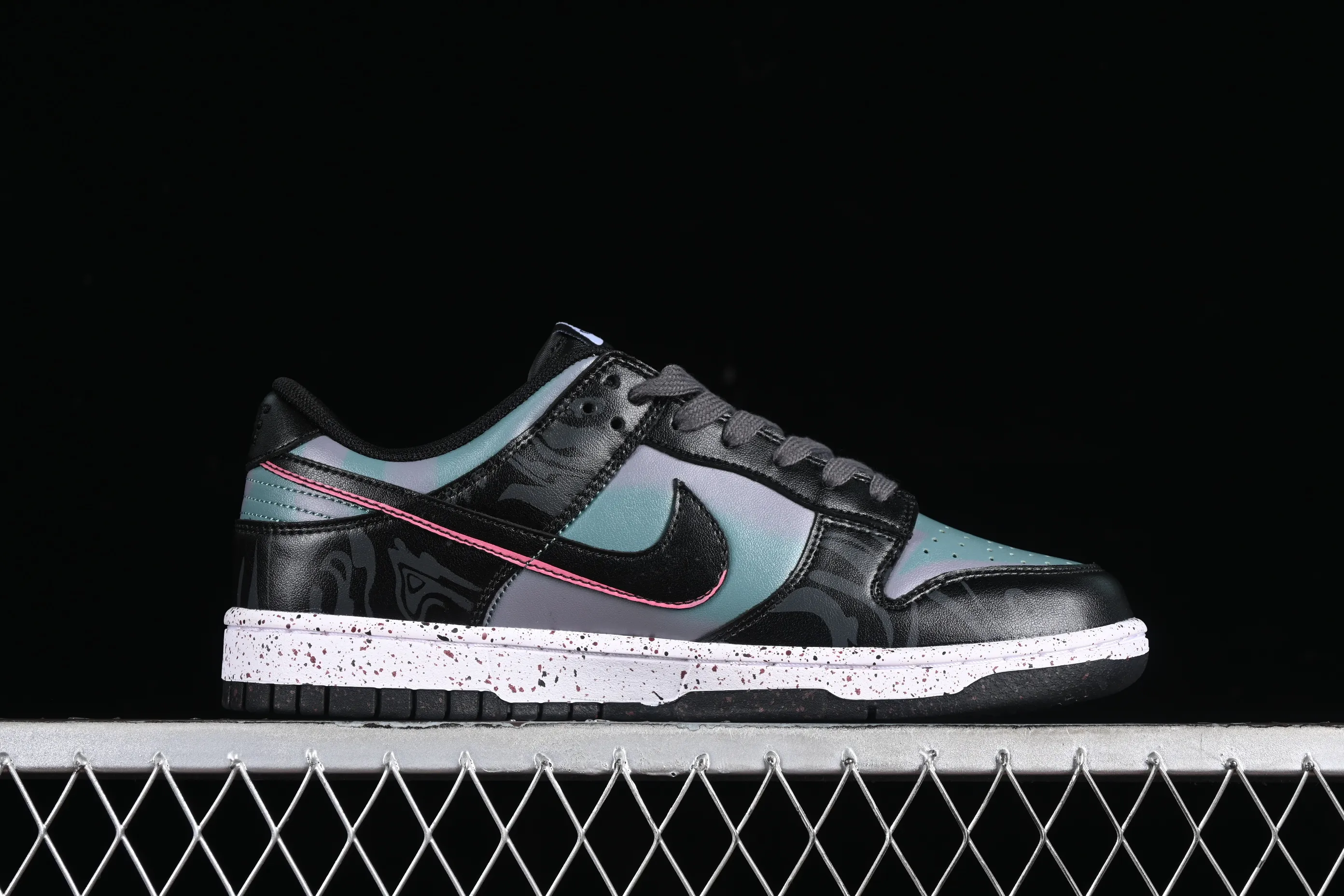 All Categories Nk SB Dunk Series Nk SB Dunk Low Low-top Sneakers Nk Dunk Low Panda Prank Space Exploration-Planet Across Black and Purple SB Strappy Low-top Casual Sneakers DV0831-002